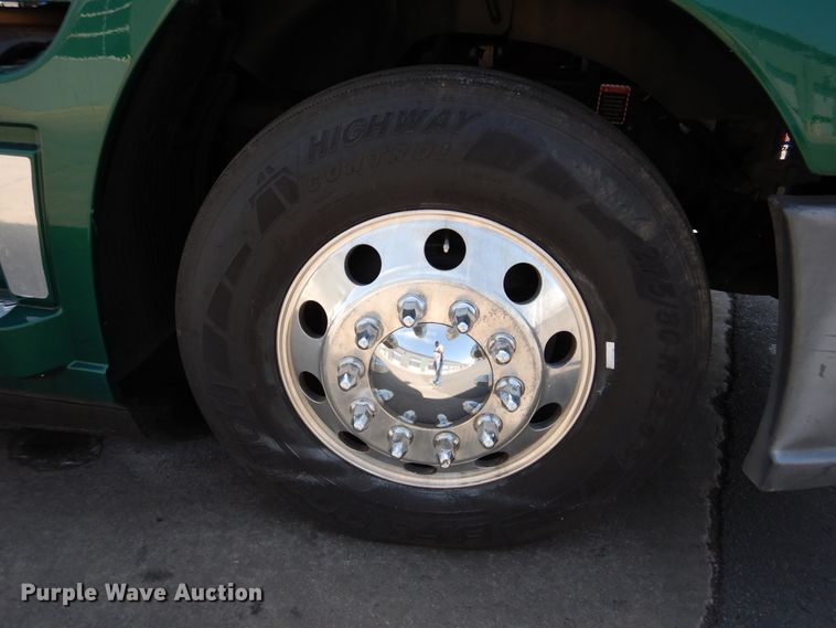 image for item GE9424 2015 Mack CXU613  semi truck