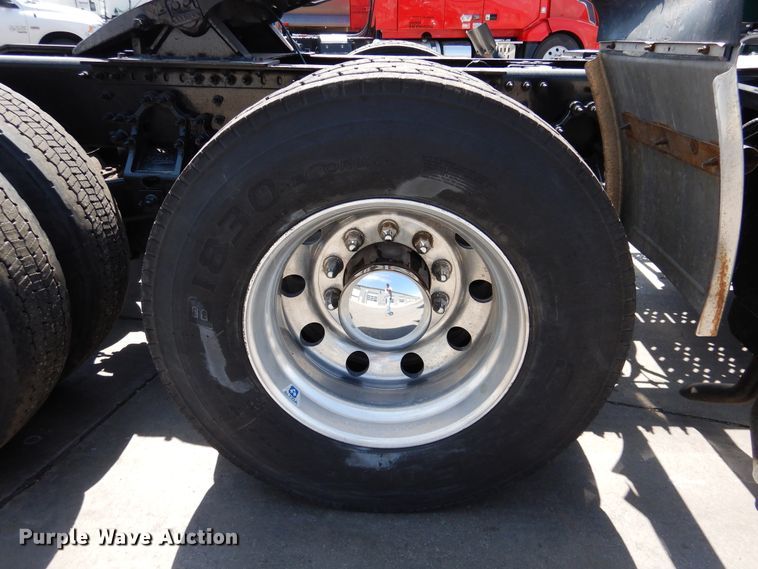 image for item GE9424 2015 Mack CXU613  semi truck