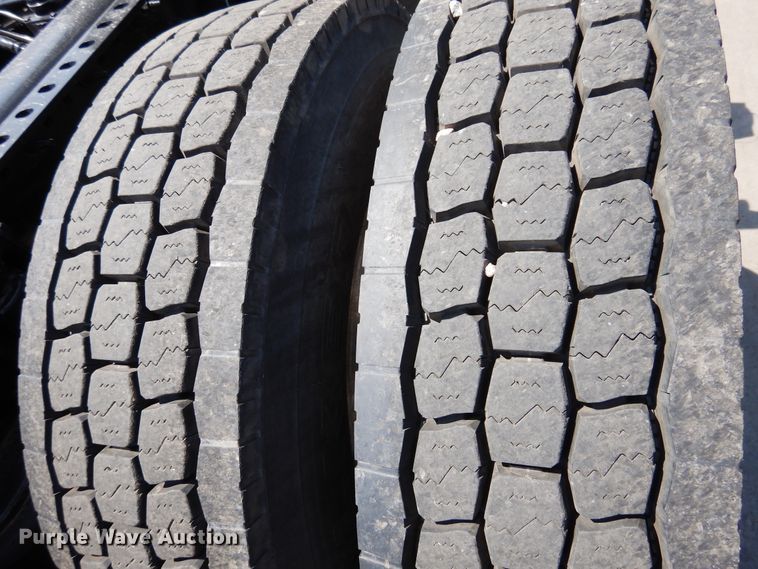 image for item GE9424 2015 Mack CXU613  semi truck