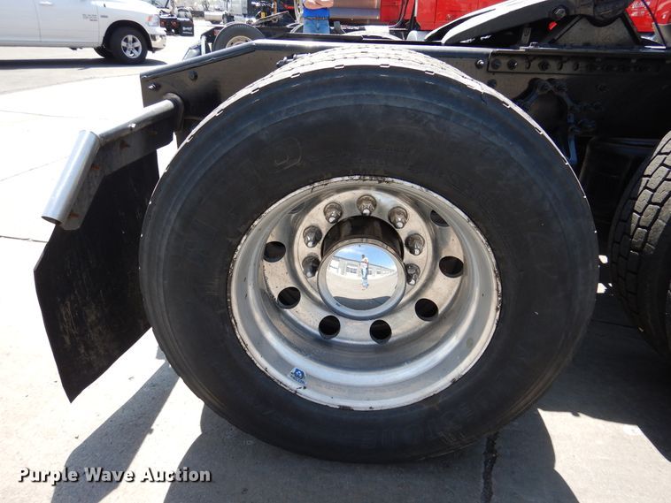 image for item GE9424 2015 Mack CXU613  semi truck