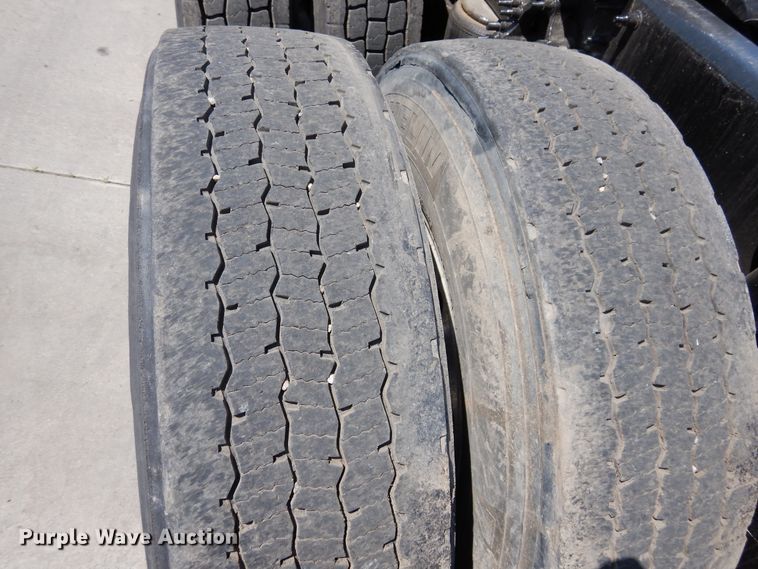 image for item GE9424 2015 Mack CXU613  semi truck