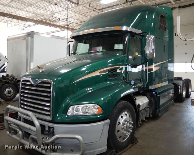 image for item GE9425 2015 Mack CXU613  semi truck