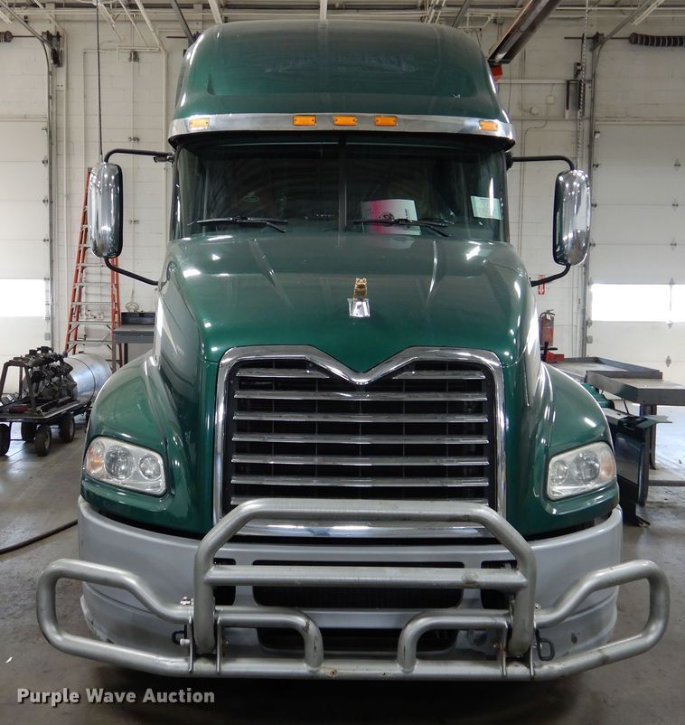 image for item GE9425 2015 Mack CXU613  semi truck