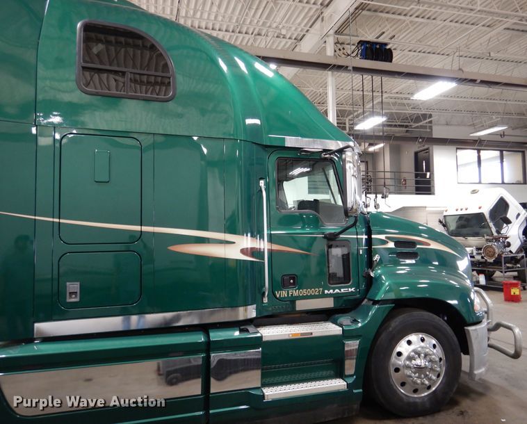 image for item GE9425 2015 Mack CXU613  semi truck