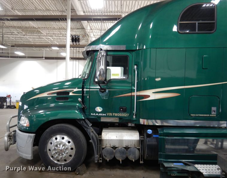 image for item GE9425 2015 Mack CXU613  semi truck