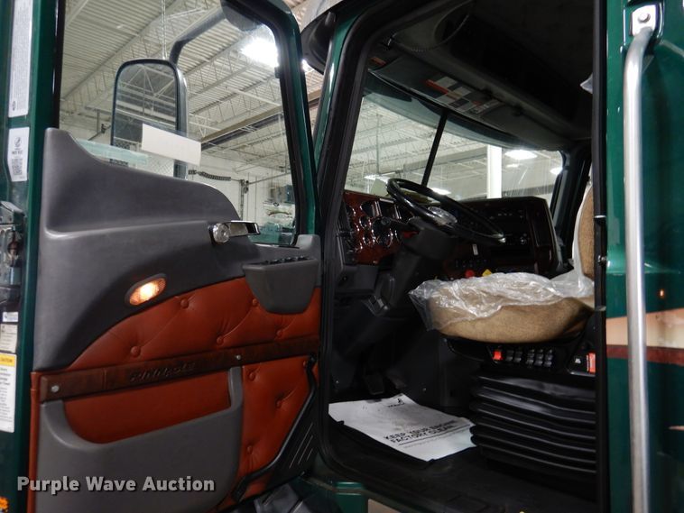 image for item GE9425 2015 Mack CXU613  semi truck