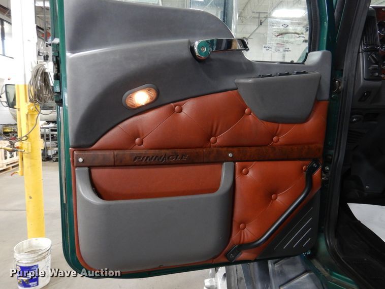 image for item GE9425 2015 Mack CXU613  semi truck