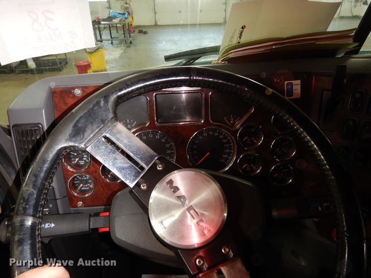 image for item GE9425 2015 Mack CXU613  semi truck