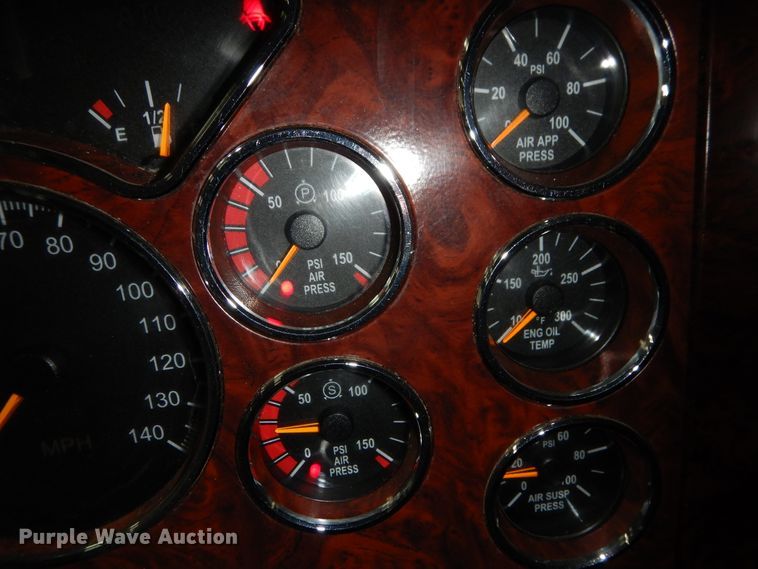 image for item GE9425 2015 Mack CXU613  semi truck