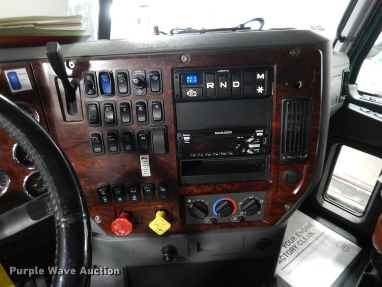 image for item GE9425 2015 Mack CXU613  semi truck