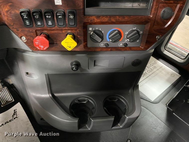 image for item GE9425 2015 Mack CXU613  semi truck