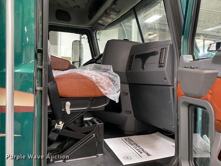 image for item GE9425 2015 Mack CXU613  semi truck