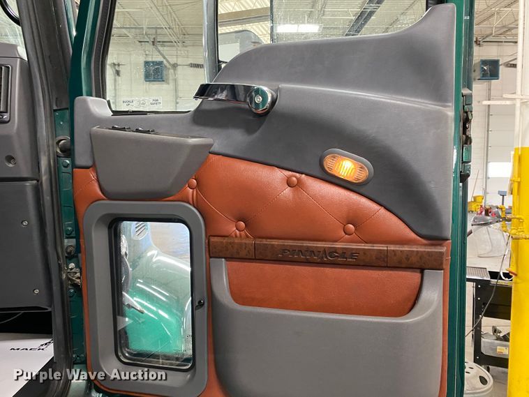 image for item GE9425 2015 Mack CXU613  semi truck