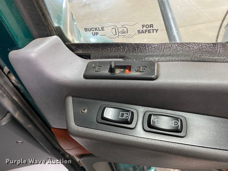 image for item GE9425 2015 Mack CXU613  semi truck