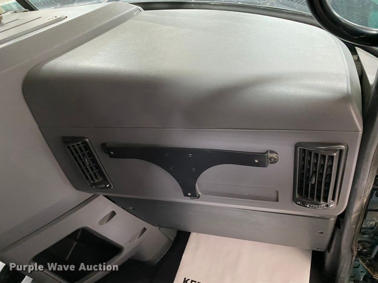 image for item GE9425 2015 Mack CXU613  semi truck