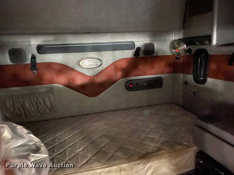 image for item GE9425 2015 Mack CXU613  semi truck