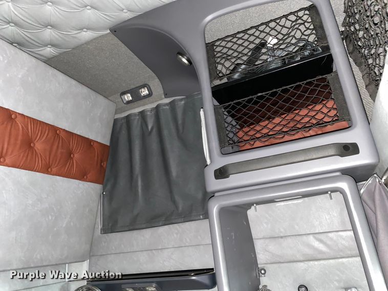 image for item GE9425 2015 Mack CXU613  semi truck