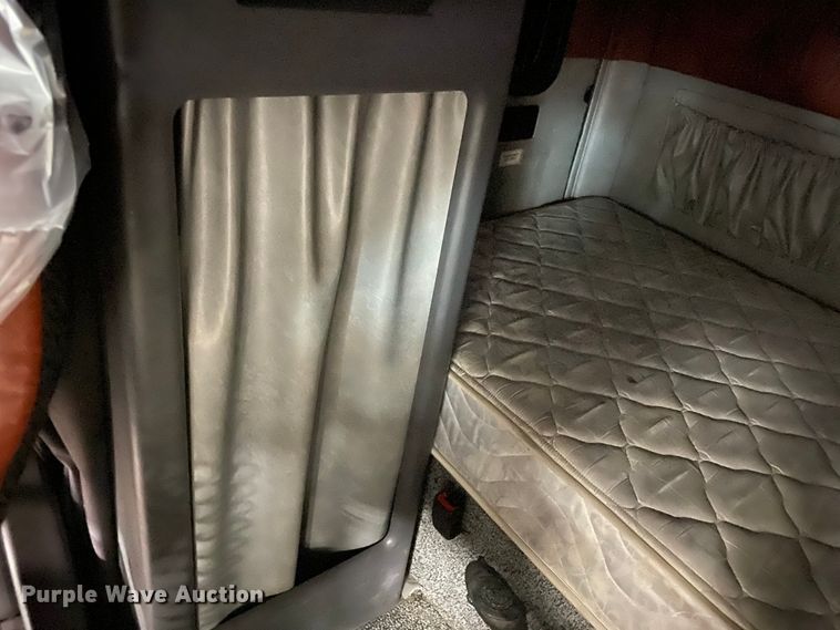 image for item GE9425 2015 Mack CXU613  semi truck