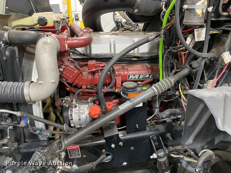 image for item GE9425 2015 Mack CXU613  semi truck