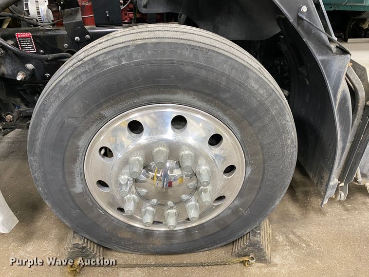 image for item GE9425 2015 Mack CXU613  semi truck