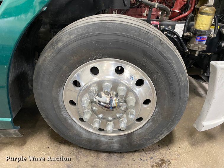 image for item GE9425 2015 Mack CXU613  semi truck