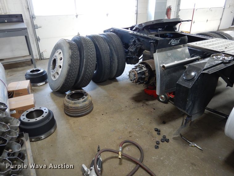 image for item GE9425 2015 Mack CXU613  semi truck