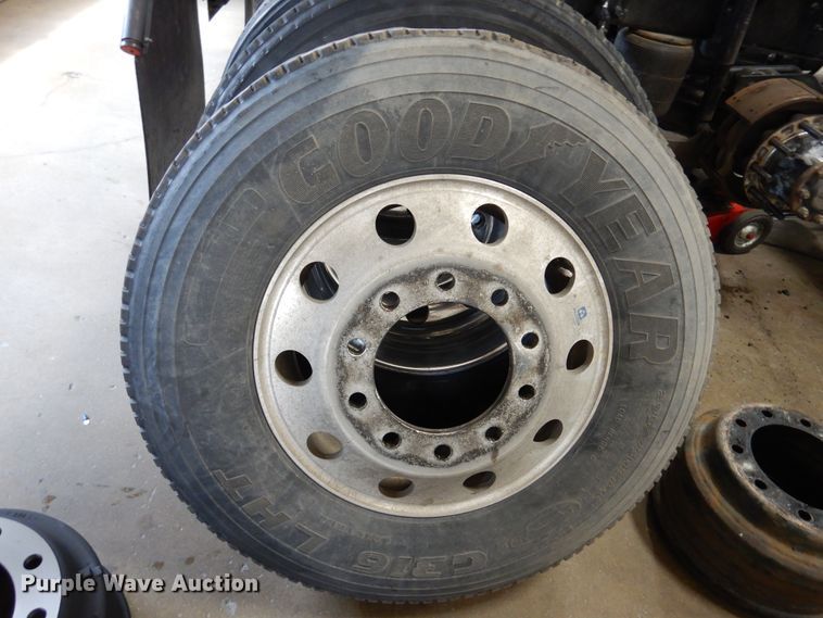 image for item GE9425 2015 Mack CXU613  semi truck