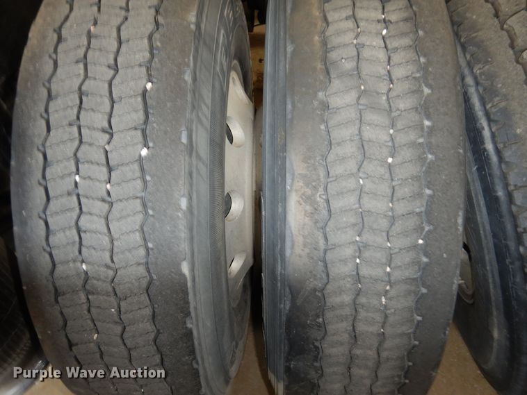 image for item GE9425 2015 Mack CXU613  semi truck