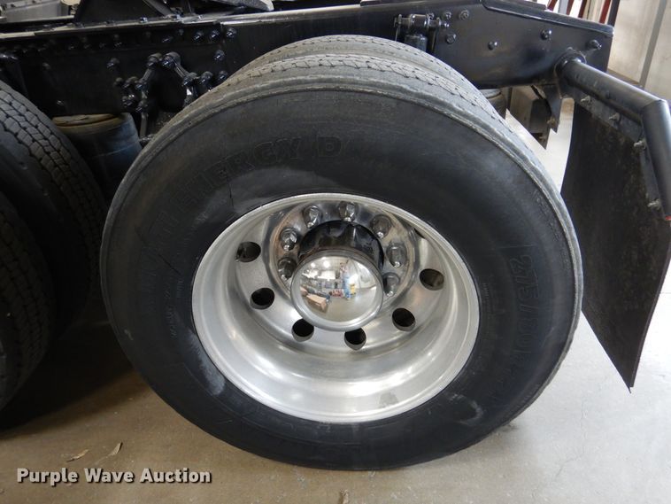 image for item GE9425 2015 Mack CXU613  semi truck