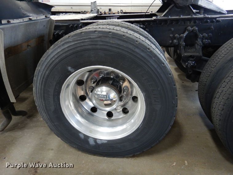 image for item GE9425 2015 Mack CXU613  semi truck