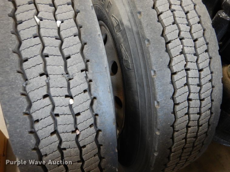 image for item GE9425 2015 Mack CXU613  semi truck