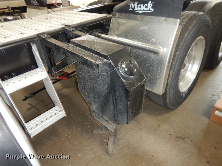 image for item GE9425 2015 Mack CXU613  semi truck