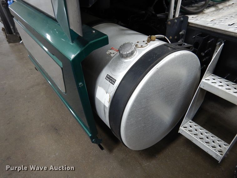 image for item GE9425 2015 Mack CXU613  semi truck