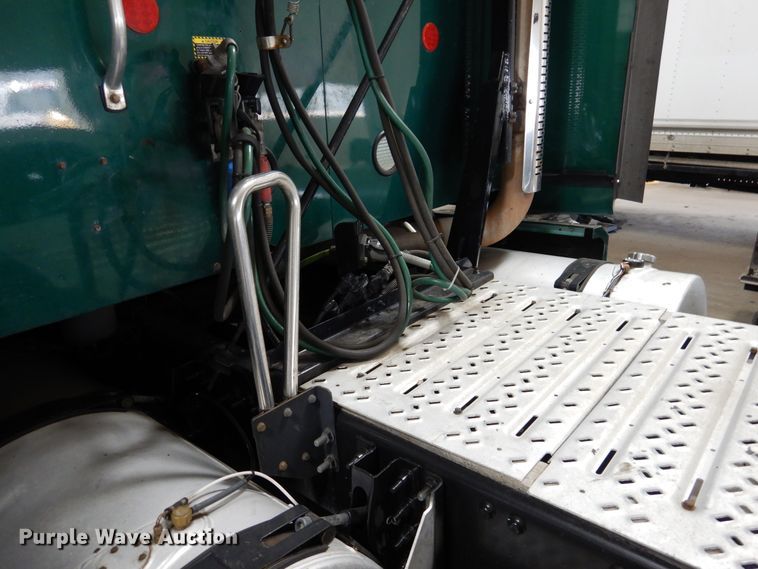 image for item GE9425 2015 Mack CXU613  semi truck