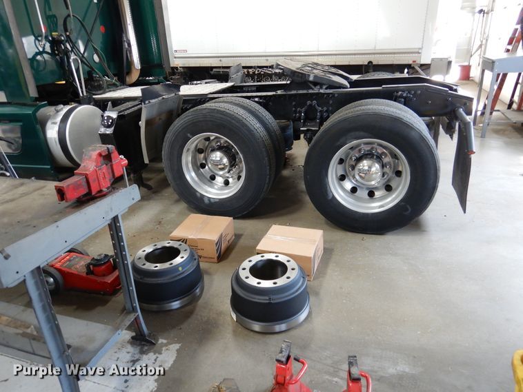 image for item GE9425 2015 Mack CXU613  semi truck