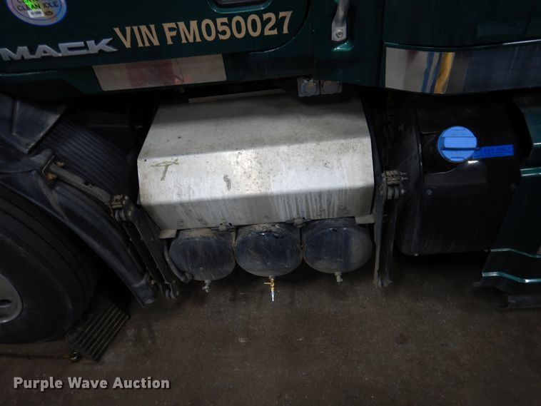 image for item GE9425 2015 Mack CXU613  semi truck