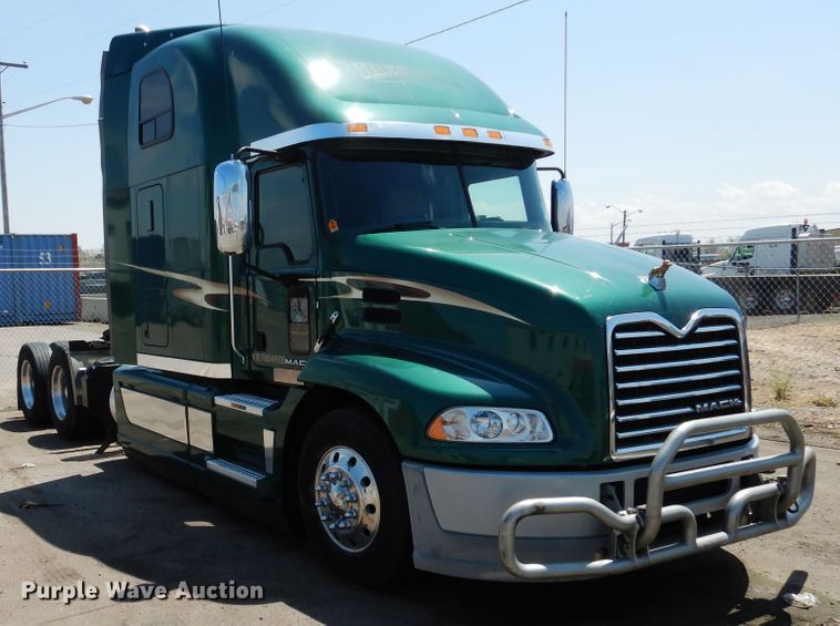 image for item GE9426 2015 Mack CXU613  semi truck