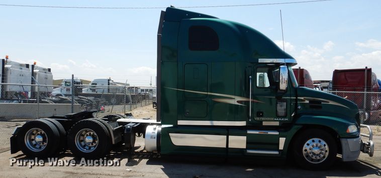 image for item GE9426 2015 Mack CXU613  semi truck