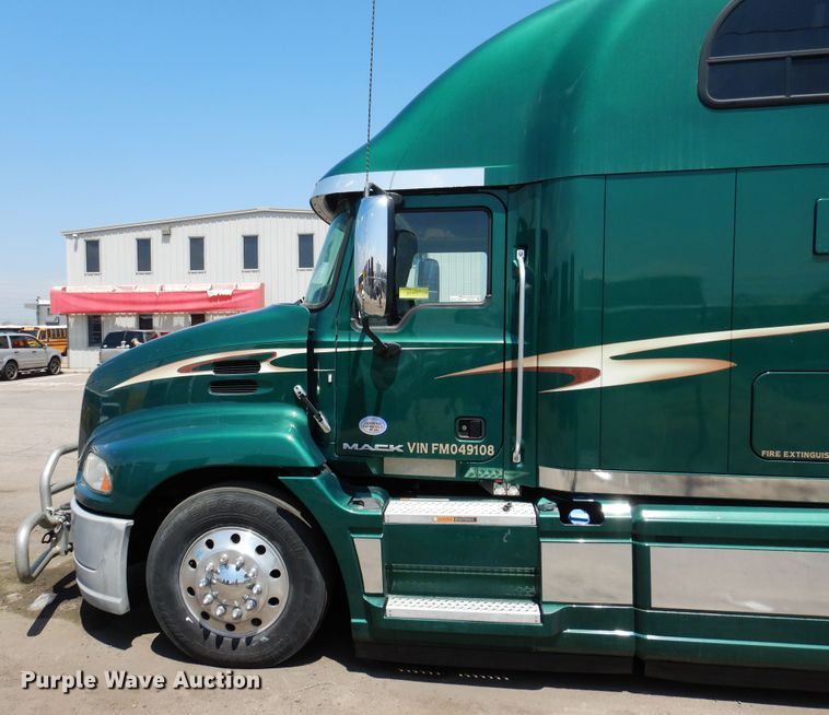 image for item GE9426 2015 Mack CXU613  semi truck