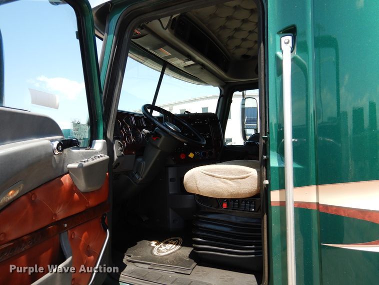 image for item GE9426 2015 Mack CXU613  semi truck