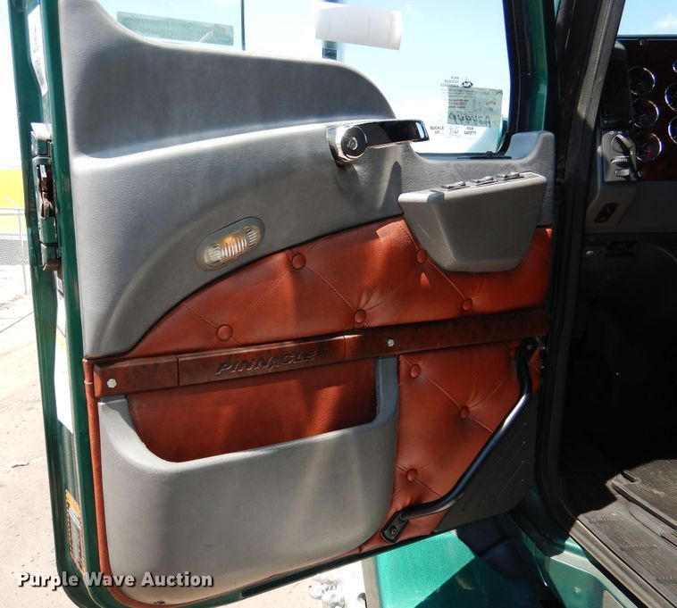 image for item GE9426 2015 Mack CXU613  semi truck