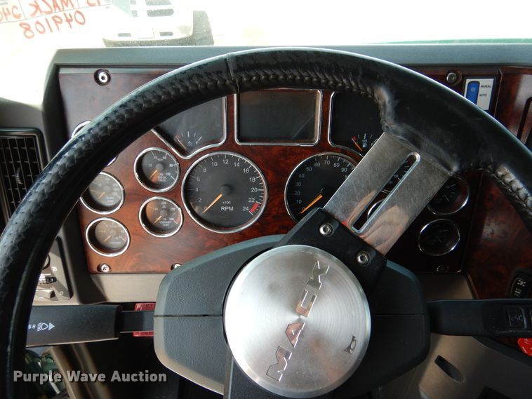 image for item GE9426 2015 Mack CXU613  semi truck