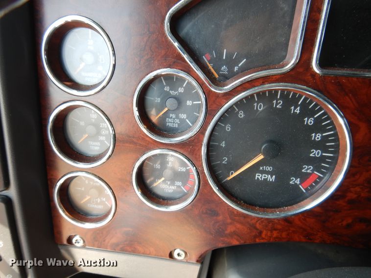 image for item GE9426 2015 Mack CXU613  semi truck