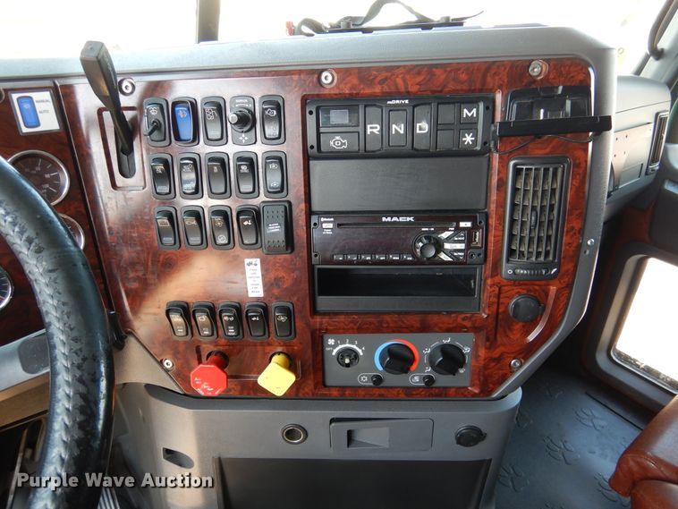 image for item GE9426 2015 Mack CXU613  semi truck