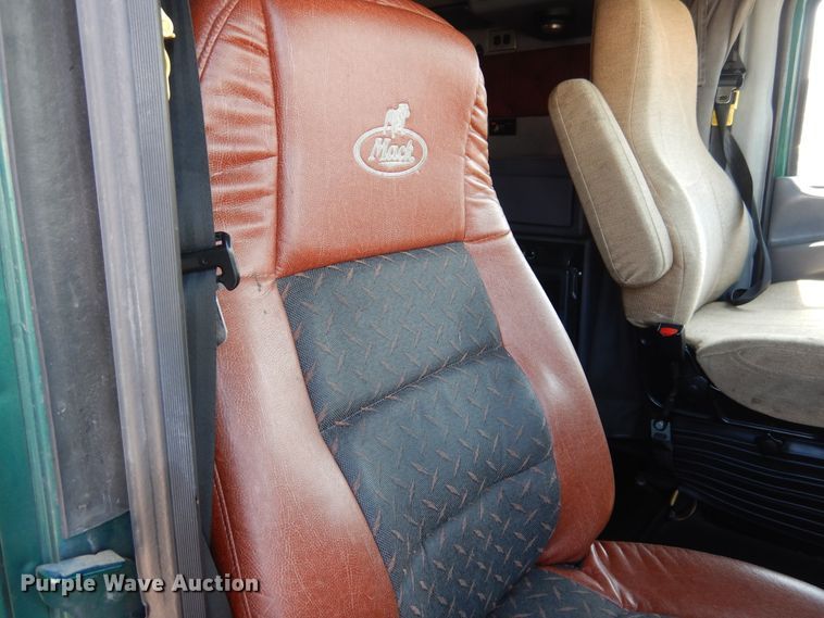 image for item GE9426 2015 Mack CXU613  semi truck