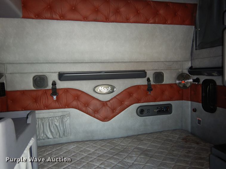 image for item GE9426 2015 Mack CXU613  semi truck