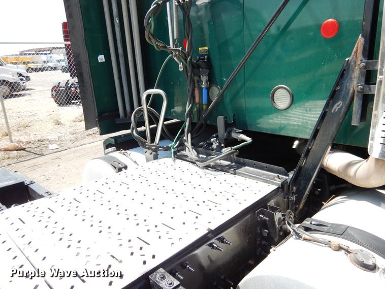 image for item GE9426 2015 Mack CXU613  semi truck