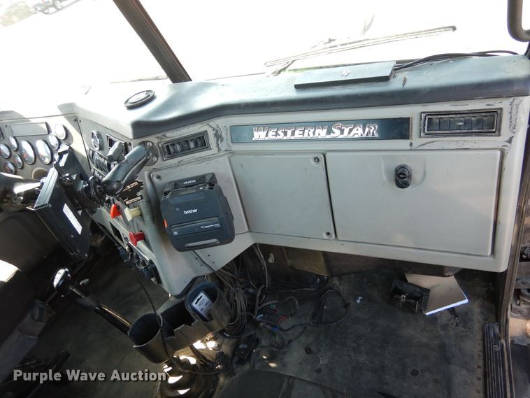 image for item GE9427 2014 Western Star 4900SB semi truck