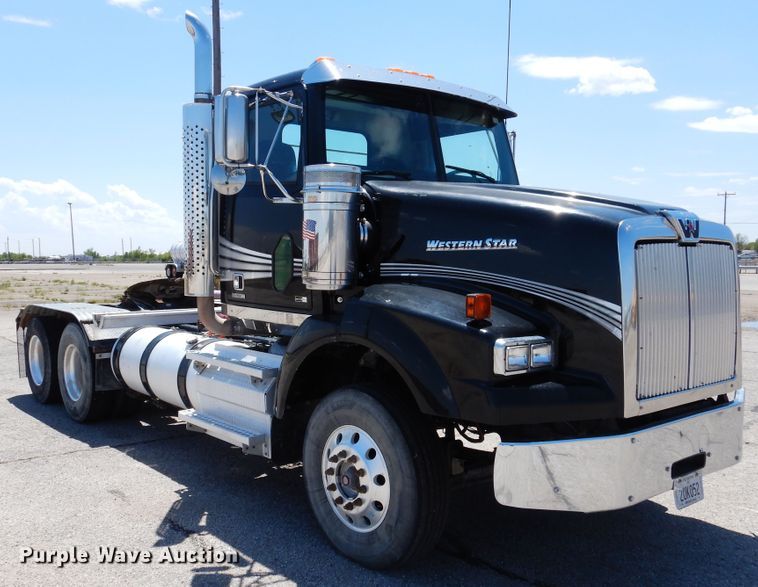 image for item GE9428 2014 Western Star 4900SB  semi truck