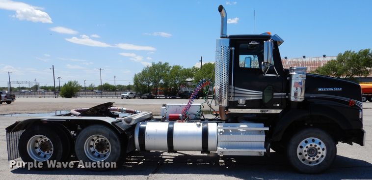 image for item GE9428 2014 Western Star 4900SB  semi truck